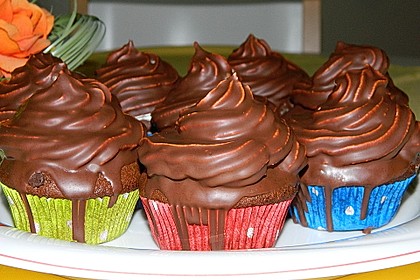 Schokoladenmuffins mit einem Marshmallowhut 28