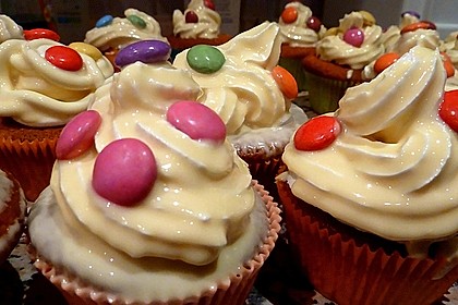 Schokoladenmuffins mit einem Marshmallowhut 41
