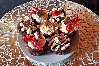 Schokoladenmuffins mit einem Marshmallowhut 24