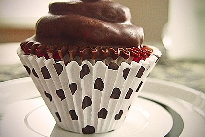Schokoladenmuffins mit einem Marshmallowhut 14