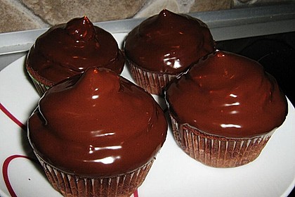 Schokoladenmuffins mit einem Marshmallowhut 55