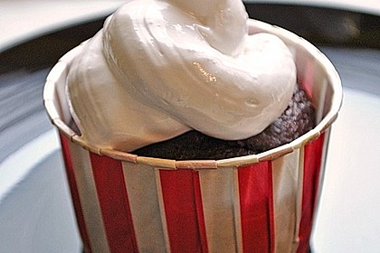 Schokoladenmuffins mit einem Marshmallowhut 53