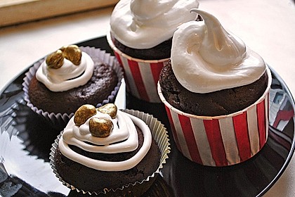 Schokoladenmuffins mit einem Marshmallowhut 60