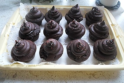 Schokoladenmuffins mit einem Marshmallowhut 42