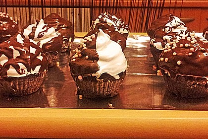 Schokoladenmuffins mit einem Marshmallowhut 86