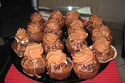 Schokoladenmuffins mit einem Marshmallowhut 108