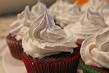 Schokoladenmuffins mit einem Marshmallowhut 23