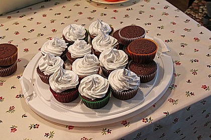 Schokoladenmuffins mit einem Marshmallowhut 54