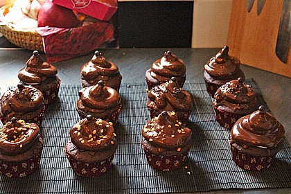Schokoladenmuffins mit einem Marshmallowhut 65