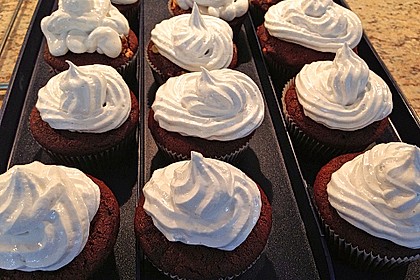 Schokoladenmuffins mit einem Marshmallowhut 95