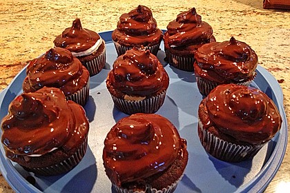 Schokoladenmuffins mit einem Marshmallowhut 109