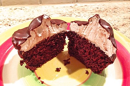 Schokoladenmuffins mit einem Marshmallowhut 44