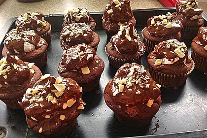 Schokoladenmuffins mit einem Marshmallowhut 110