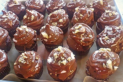 Schokoladenmuffins mit einem Marshmallowhut 114