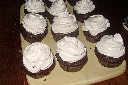 Schokoladenmuffins mit einem Marshmallowhut 96