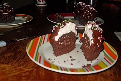 Schokoladenmuffins mit einem Marshmallowhut 118