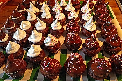 Schokoladenmuffins mit einem Marshmallowhut 51
