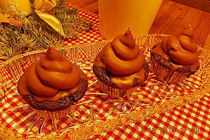 Schokoladenmuffins mit einem Marshmallowhut 78
