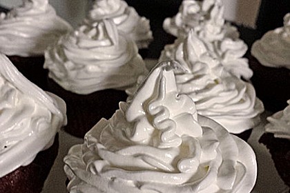 Schokoladenmuffins mit einem Marshmallowhut 59