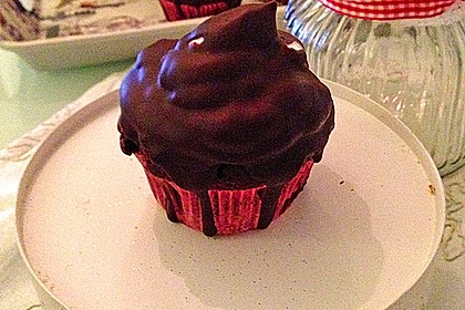 Schokoladenmuffins mit einem Marshmallowhut 107