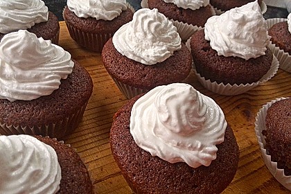 Schokoladenmuffins mit einem Marshmallowhut 63