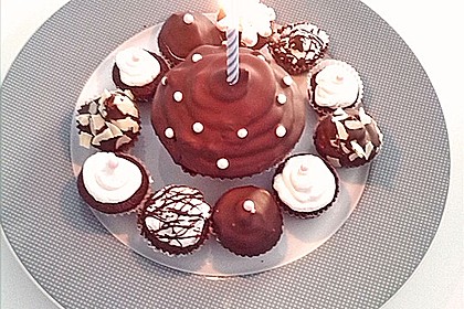 Schokoladenmuffins mit einem Marshmallowhut 18
