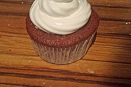 Schokoladenmuffins mit einem Marshmallowhut 56