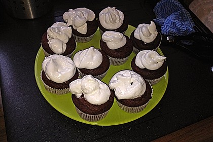 Schokoladenmuffins mit einem Marshmallowhut 71