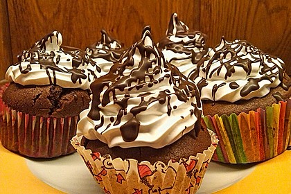 Schokoladenmuffins mit einem Marshmallowhut 6