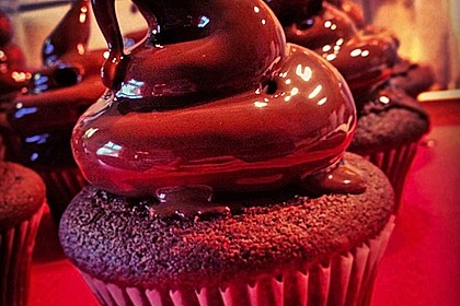 Schokoladenmuffins mit einem Marshmallowhut 10