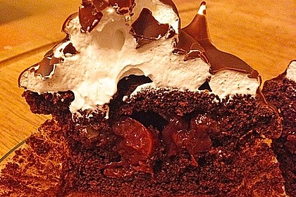 Schokoladenmuffins mit einem Marshmallowhut 64