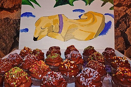 Schokoladenmuffins mit einem Marshmallowhut 49