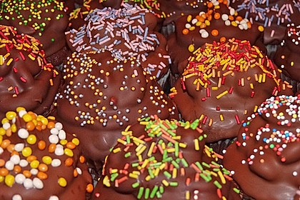 Schokoladenmuffins mit einem Marshmallowhut 30