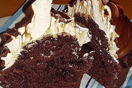 Schokoladenmuffins mit einem Marshmallowhut 39