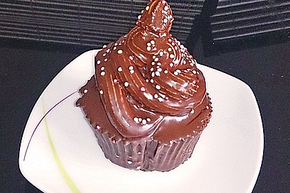 Schokoladenmuffins mit einem Marshmallowhut 57