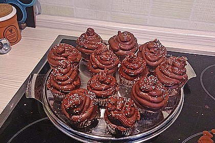 Schokoladenmuffins mit einem Marshmallowhut 58