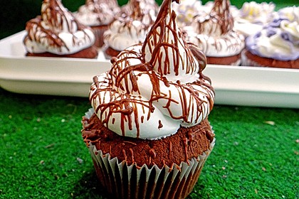 Schokoladenmuffins mit einem Marshmallowhut 21
