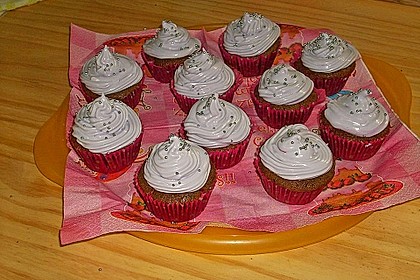 Schokoladenmuffins mit einem Marshmallowhut 26
