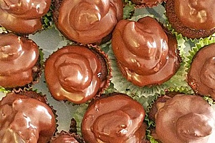 Schokoladenmuffins mit einem Marshmallowhut 82