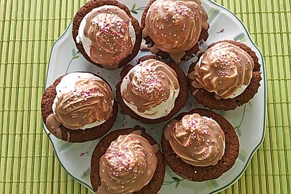 Schokoladenmuffins mit einem Marshmallowhut 85