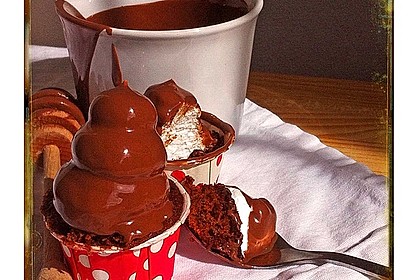 Schokoladenmuffins mit einem Marshmallowhut 47