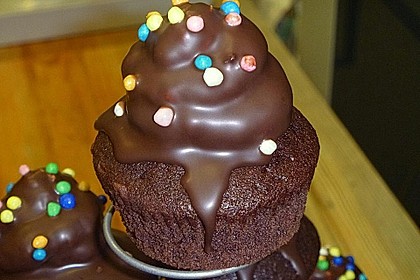 Schokoladenmuffins mit einem Marshmallowhut 43