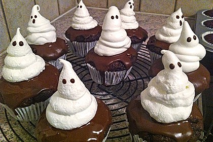 Schokoladenmuffins mit einem Marshmallowhut 9