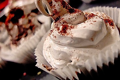Schokoladenmuffins mit einem Marshmallowhut 34