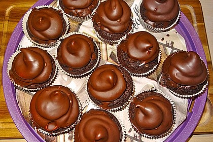 Schokoladenmuffins mit einem Marshmallowhut 19