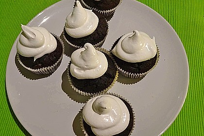 Schokoladenmuffins mit einem Marshmallowhut 72
