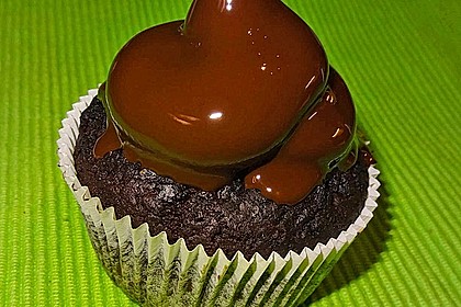 Schokoladenmuffins mit einem Marshmallowhut 70