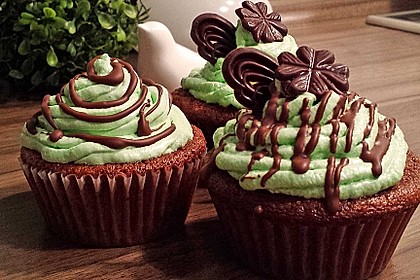 Schokoladenmuffins mit einem Marshmallowhut 7
