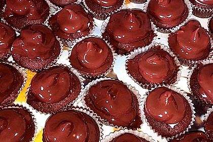 Schokoladenmuffins mit einem Marshmallowhut 98