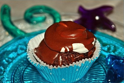 Schokoladenmuffins mit einem Marshmallowhut 74